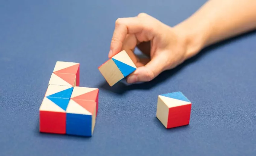 Ergotherapie-OPTIMIERT-848x518 Hand, die mit Würfeln übt
